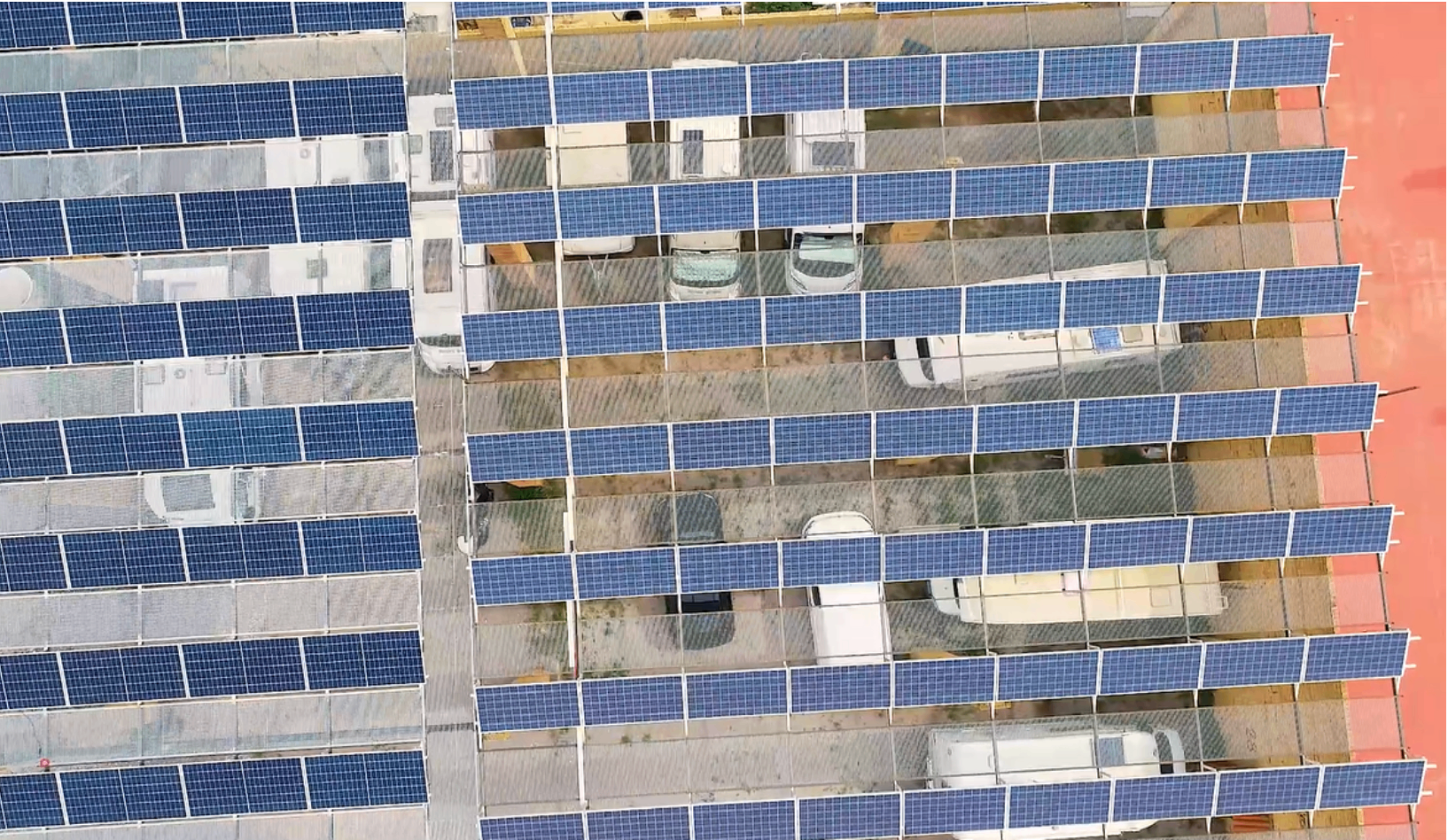 Zona storage cubierta con paneles solares en Valencia Camper Park