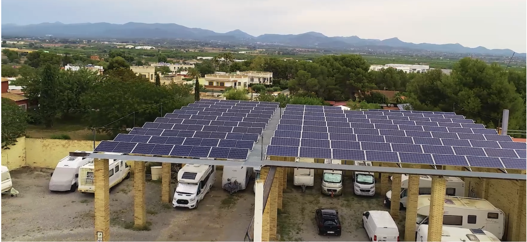Vista panorámica de la zona storage con paneles solares y montañas