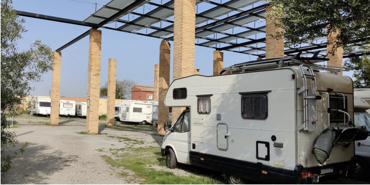 Estructura con pilares de la zona storage y autocaravanas