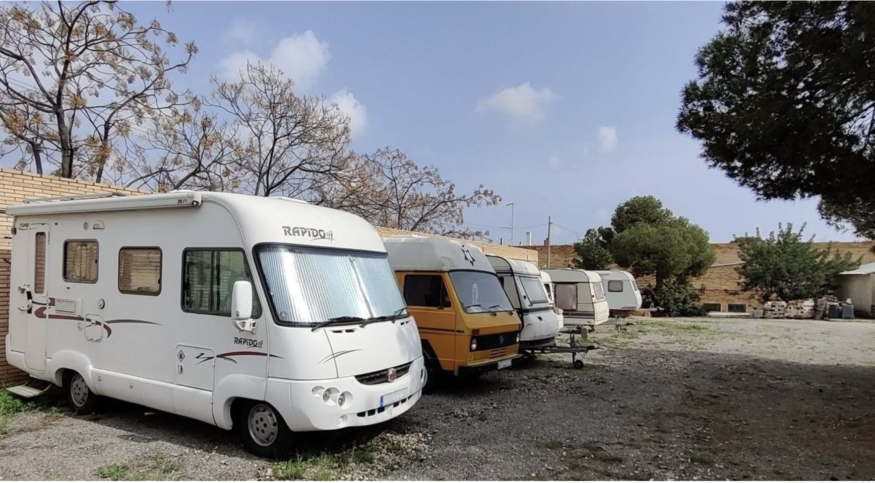 Hilera de autocaravanas y caravanas en la zona storage
