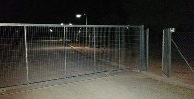 Entrada Valencia Camper Park de noche